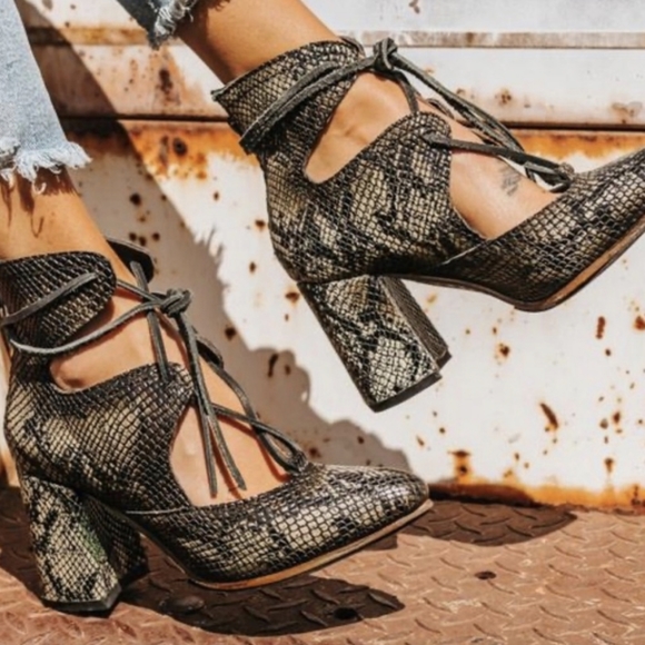 FreeBird Joyce Booties in Green Snake Size 7 - Picture 1 of 10